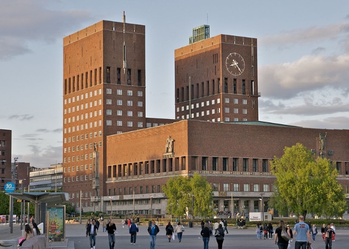Du lịch Oslo Nauy - Tòa thị chính Oslo là một trong những điểm tham quan nổi tiếng nhất của thủ đô Na Uy