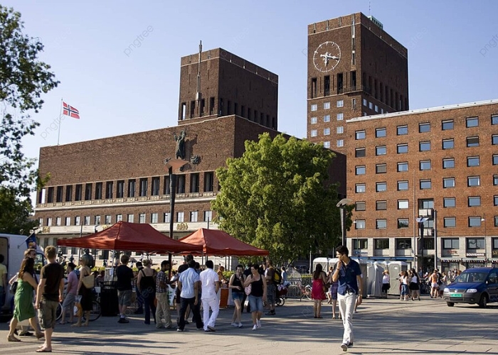 Du lịch Oslo Nauy  - Du khách đến tham quan tòa thị chính Oslo