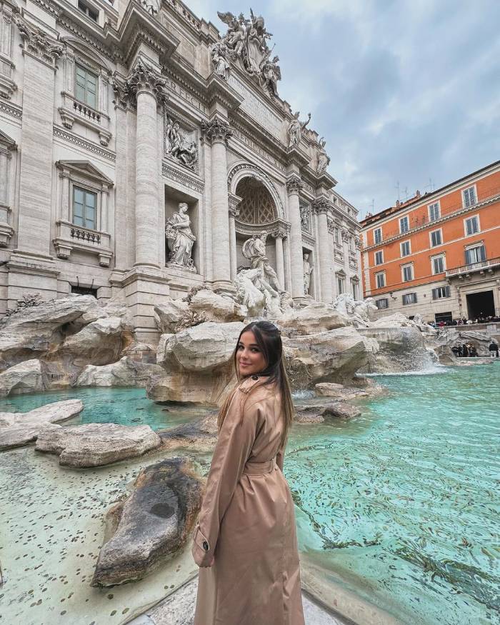 Tham quan Fontana di Trev khi thực hiện tour Ý 7 ngày