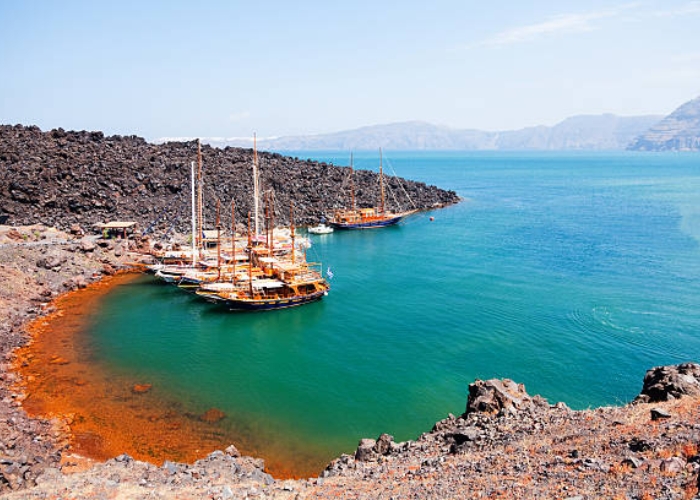 Tour Santorini giá bao nhiêu - Núi lửa Nea Kameni địa điểm tham quan khá độc đáo tại Santorini