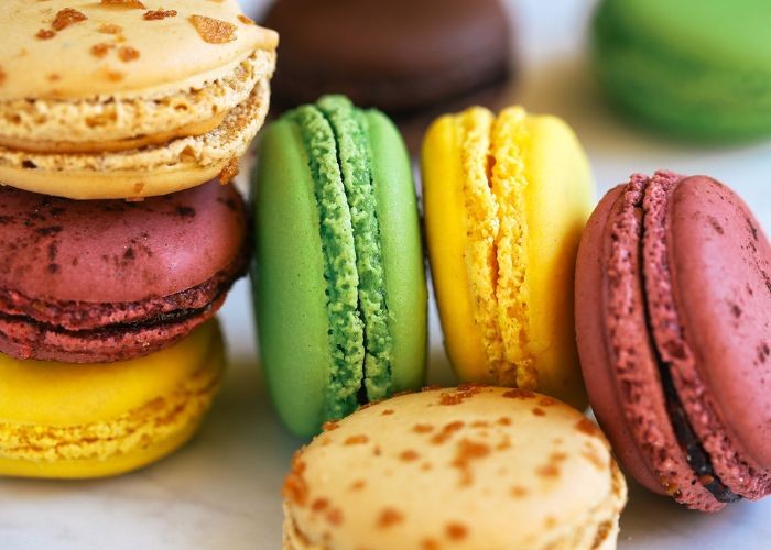 Bánh Macarons là món quà nên mua khi du lịch Pháp 