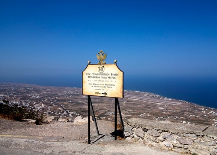 Du lịch đảo Santorini Hy Lạp - Núi Profitis Ilias là một địa điểm leo núi nổi tiếng
