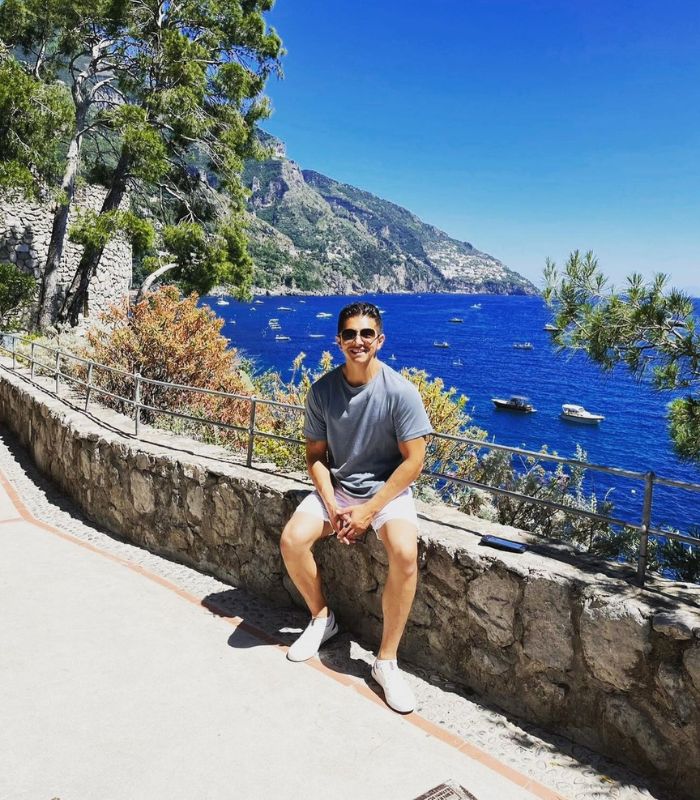 Khung cảnh cây cối đồi núi bao quanh bờ biển Amalfi nước Ý