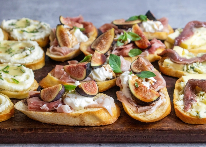 Kinh nghiệm du lịch Venice Ý - Cicchetti là món khai vị hoặc đồ ăn nhẹ nhỏ, thường được phục vụ tại các quán bar