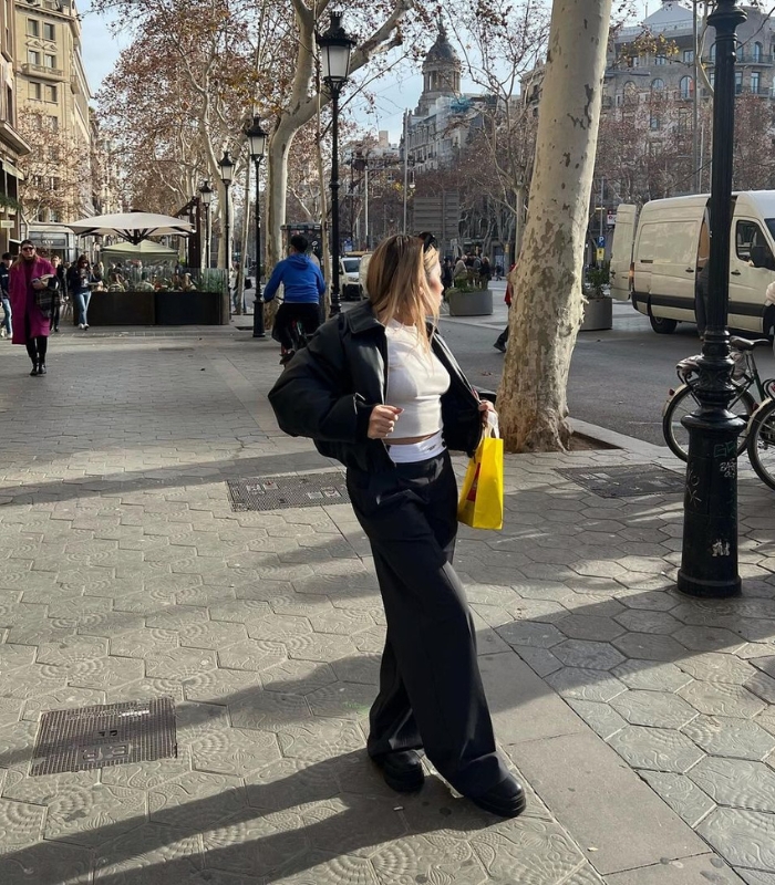 Khung cảnh đường phồ gần ngôi nhà Casa Batlló Tây Ban Nha