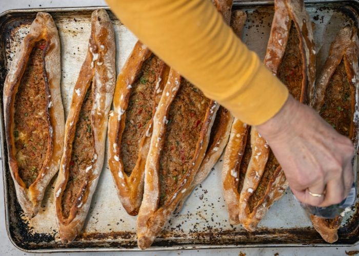 Bánh Pide là món ăn ngon tại Thổ Nhĩ Kỳ khá giống bánh mỳ kẹp Việt Nam