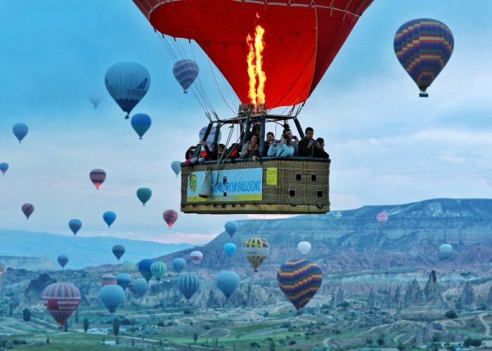 Bay khinh khí cầu tại Thổ Nhĩ Kỳ mùa đông