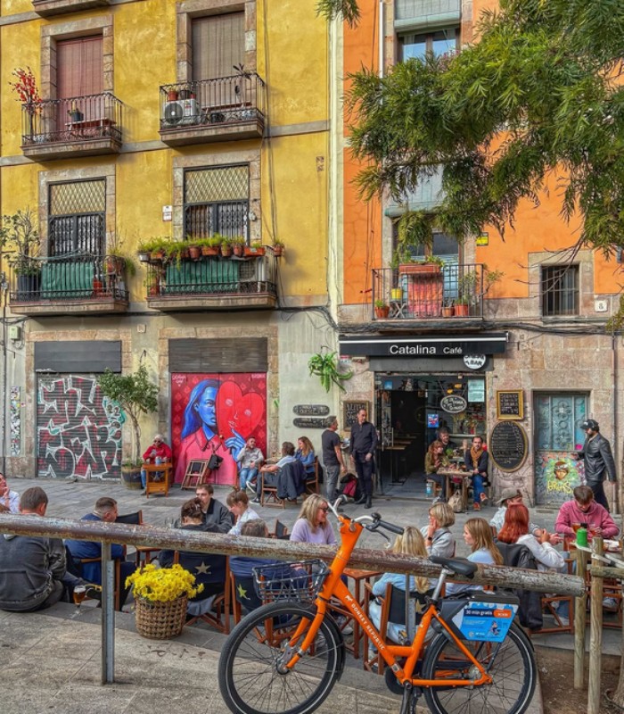 Khu El Born Barcelona nằm ngay cạnh khu phố cổ Gothic Quarter