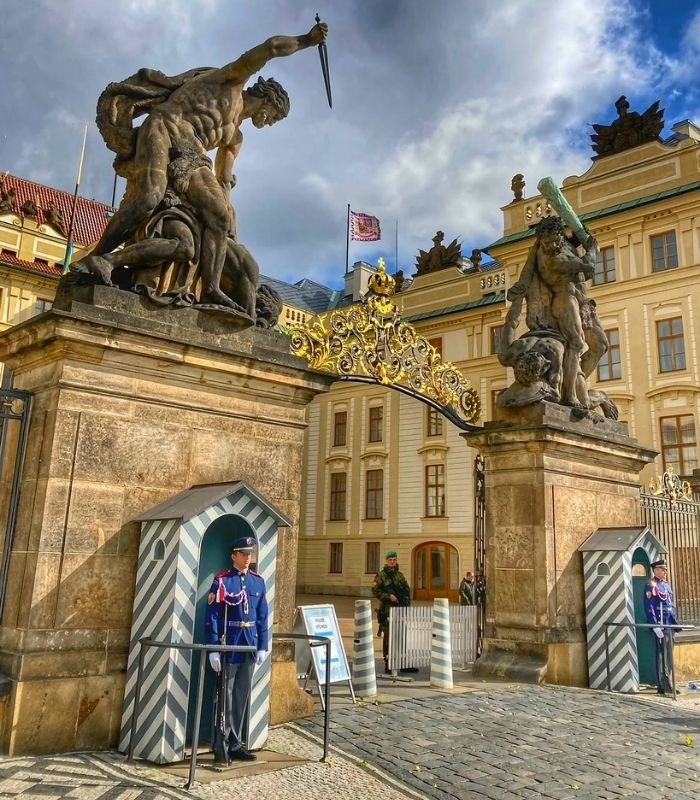 Cổng chính của Lâu đài Praha Séc