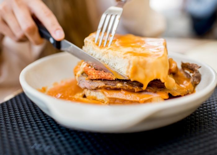 Món ăn ngon tại Bồ Đào Nha - Bánh mì kẹp nhiều lớp thịt (Francesinha)