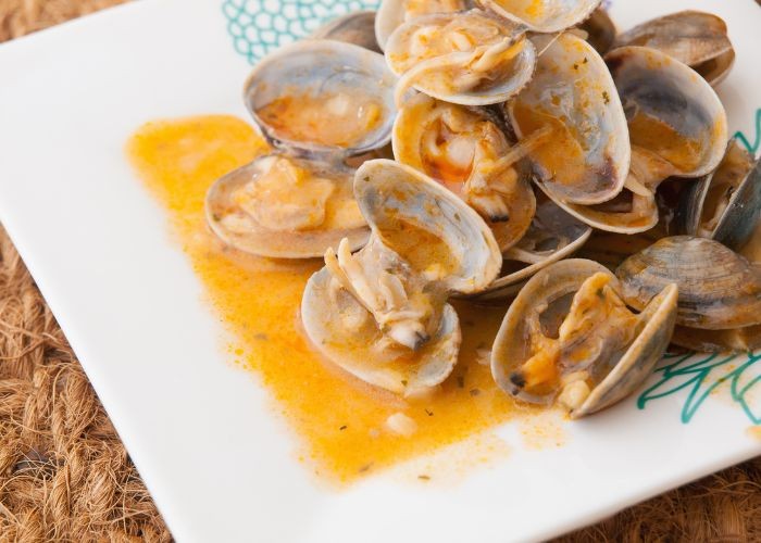 Món ăn ngon tại Bồ Đào Nha - Nghêu xào tỏi (Amêijoas à Bulhão Pato)