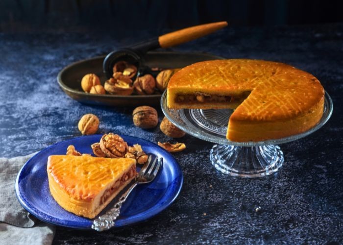 Món ăn ngon Thụy Sĩ - Bánh hạt óc chó caramel Engadiner Nusstorte