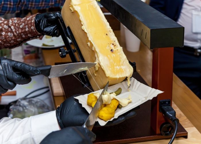 Món ăn ngon Thụy Sĩ - Phô mai cạo Raclette