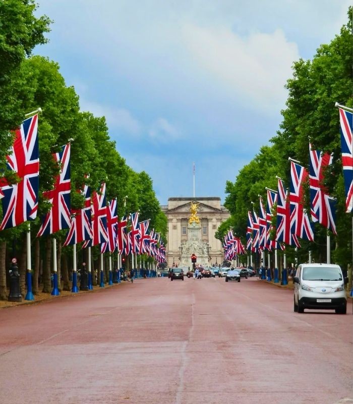 Đại lộ The Mall - địa điểm du lịch gần Cung điện Buckingham Anh