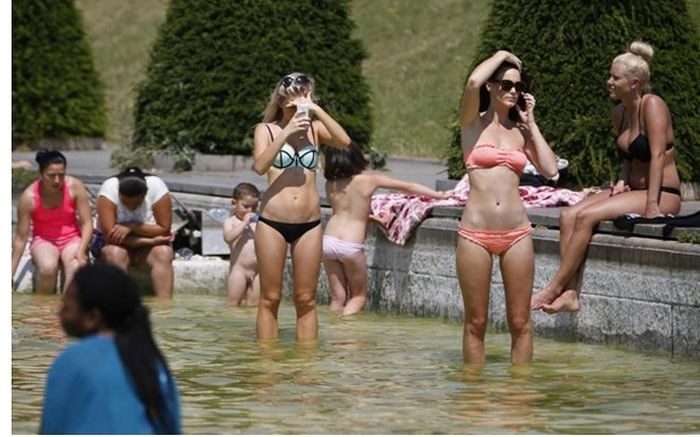 Đừng quên mang theo bikini khi đi du lịch hè ở Châu Âu.  - mặc gì khi du lịch Châu Âu vào mùa hè