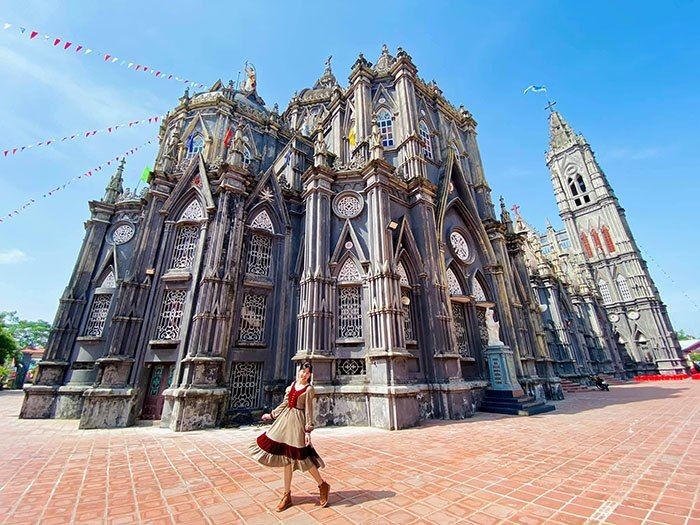 Chú ý trang phục khi đến nhà thờ phải lịch sự, kín đáo. - mặc gì khi du lịch Châu Âu vào mùa hè