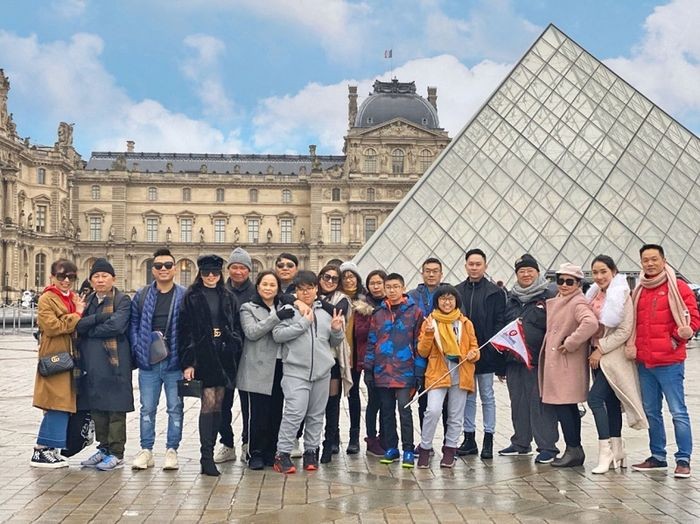 Kinh nghiệm du lịch Châu Âu theo tour là nên bám theo đoàn để tránh bị lạc.  - kinh nghiệm du lịch châu âu theo tour