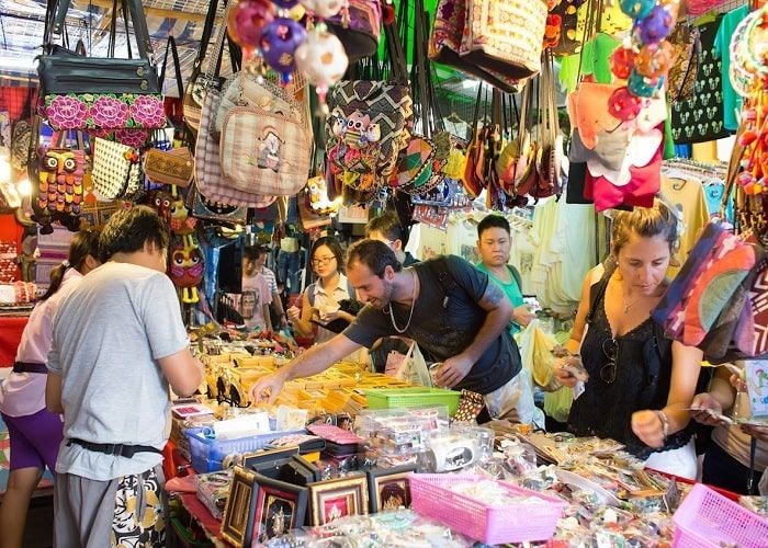 Chỉ khi người bán hàng cho phép thì bạn mới chạm vào hàng hóa.- kinh nghiệm mua sắm khi du lịch châu âu