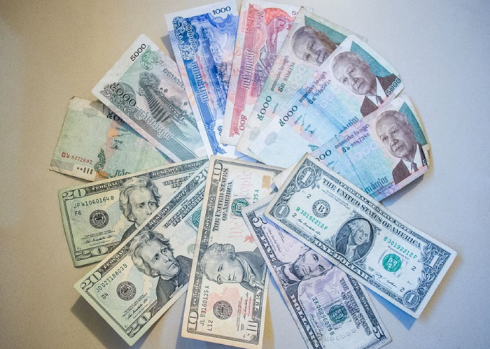 Việc rút tiền mặt trở nên dễ dàng tại châu Âu vì có nhiều cây ATM - Đi du lịch châu âu được mang bao nhiêu tiền