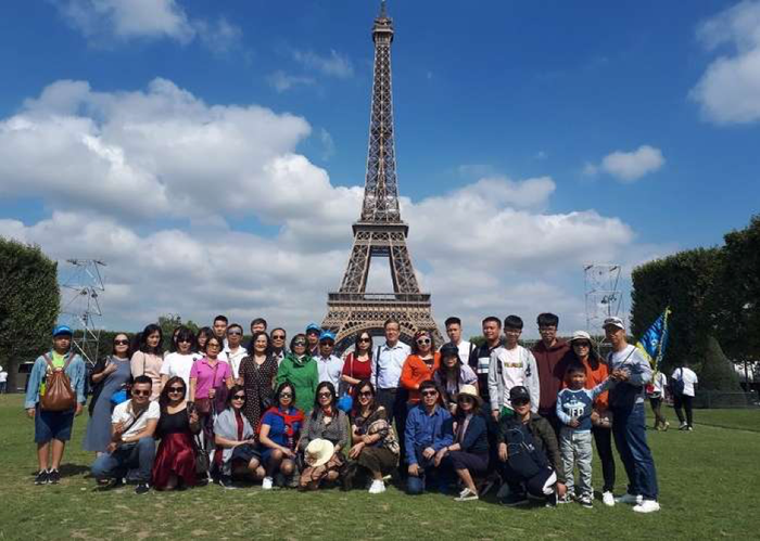 Đi du lịch theo tour để được hướng dẫn cụ thể hơn - Đi du lịch châu âu được mang bao nhiêu tiền