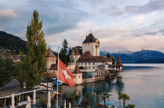 Vẻ đẹp hư ảo giữa đời thực của Lâu đài Oberhofen -  địa điểm du lịch Thuỵ Sĩ