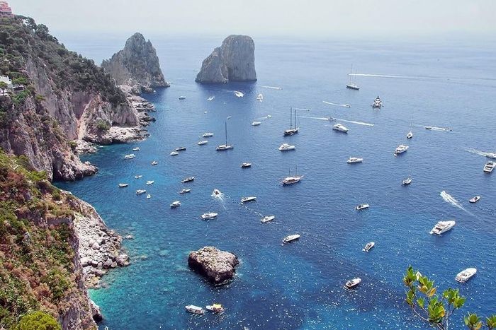 Hòn đảo Capri rực rỡ nhìn từ trên cao. - du lịch châu âu tháng 7