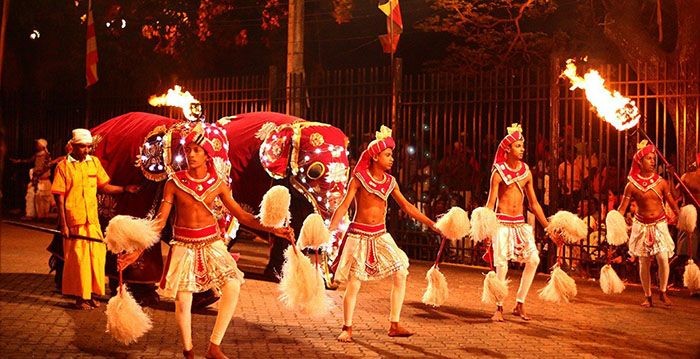 Lễ hội răng biết ơn các vị Phật.-du lịch châu âu tháng 8