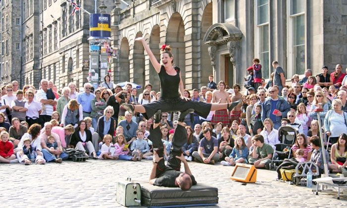 Vô vàn trò chơi được bày trên đường phố Edinburgh. -du lịch châu âu tháng 8