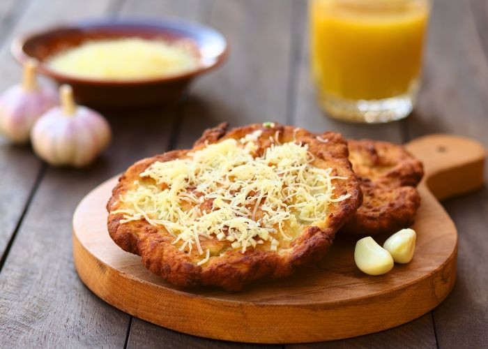 Món ăn ngon tại Hungary Bánh rán Lángos