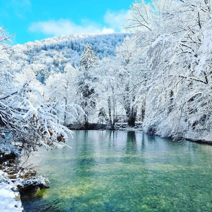 du lịch thủ đô Ljubljana Slovenia vào mùa đông với dòng sông băng