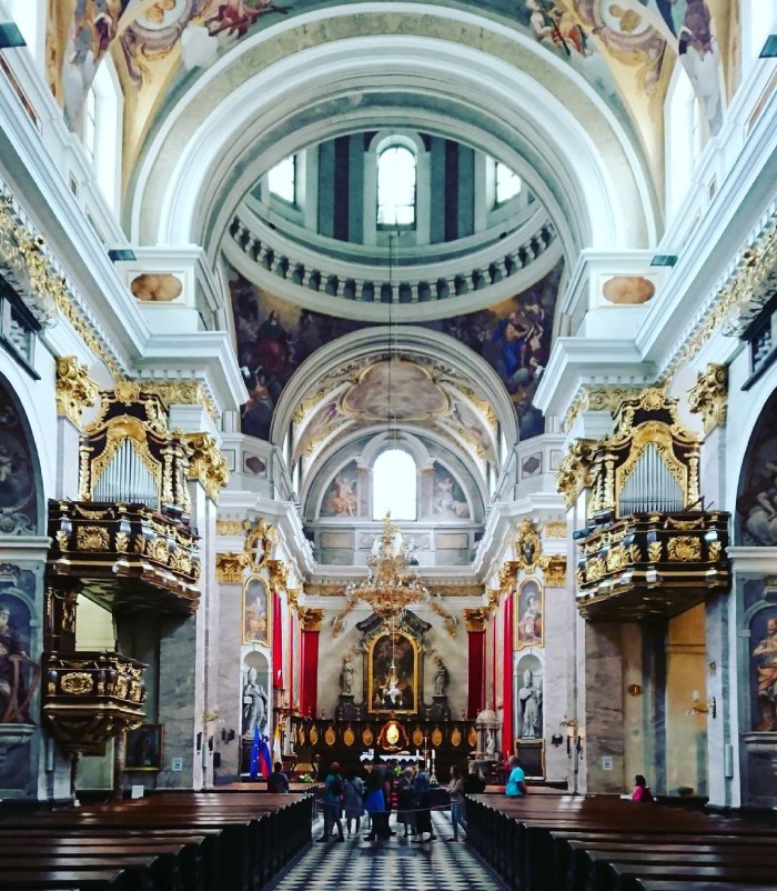 du lịch thủ đô Ljubljana Slovenia tại nhà thờ kiến trúc baroque