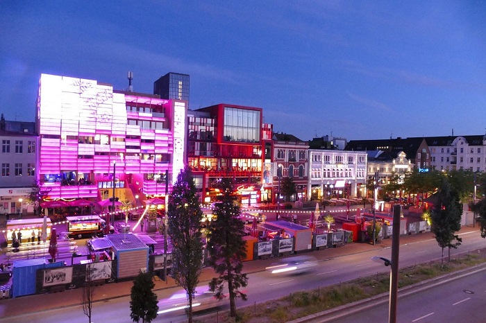 Khu giải trí Reeperbahn là một trong những điểm đến hấp dẫn nhất mà bạn không thể bỏ qua khi du lịch Hamburg