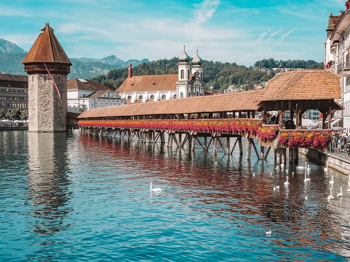 Check-in tại Cầu Chapel là trải nghiệm ấn tượng nhất định phải thử khi đi du lịch Lucerne