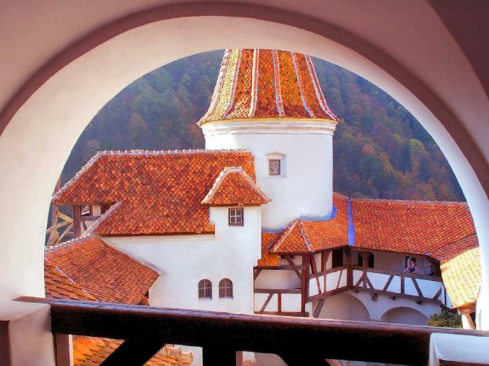 lâu đài Bran Romania với khung cảnh yên bình