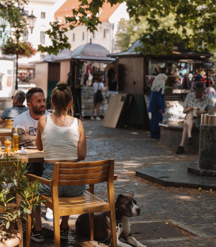 Bạn có thể ngồi cà phê ngắm nhìn đường phố thủ đô Bratislava Slovakia