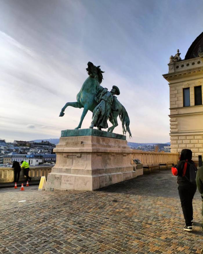 Những bức tượng đá độc đáo - nghệ thuật- mang ý nghĩa lịch sử ở lâu đài Hoàng gia Buda Hungary