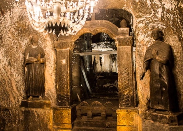 Mỏ muối Wieliczka - Ở các cửa ra vào đều có các bức tượng phác thảo độc đáo