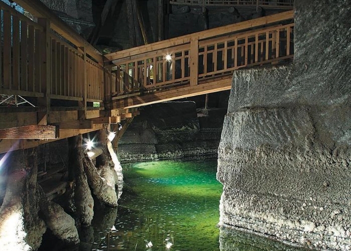 Mỏ muối Wieliczka - Hồ nước muối Wieliczka có màu xanh rất bắt mắt