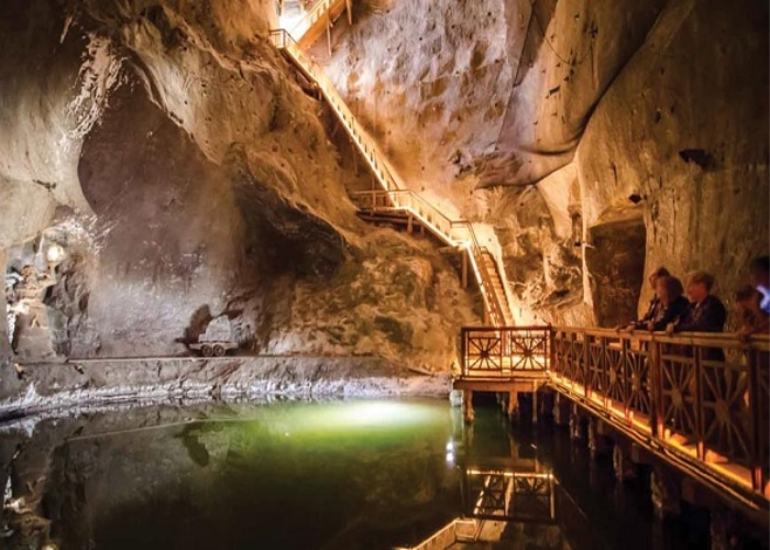 Các tuyết đường tại mỏ muối Wieliczka Ba Lan có thể dẫn đến nhiều nơi thăm quan độc đáo