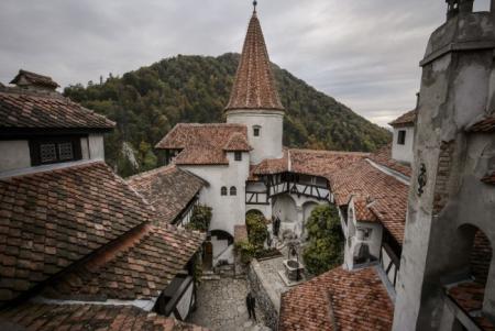 Hé mở những bí ẩn của lâu đài Bran Romania gắn với bá tước ma cà rồng