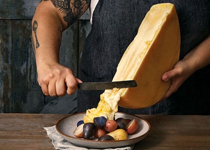Tour du lịch thụy sĩ bao nhiều tiền - Raclette món ăn từ phô mai béo ngậy