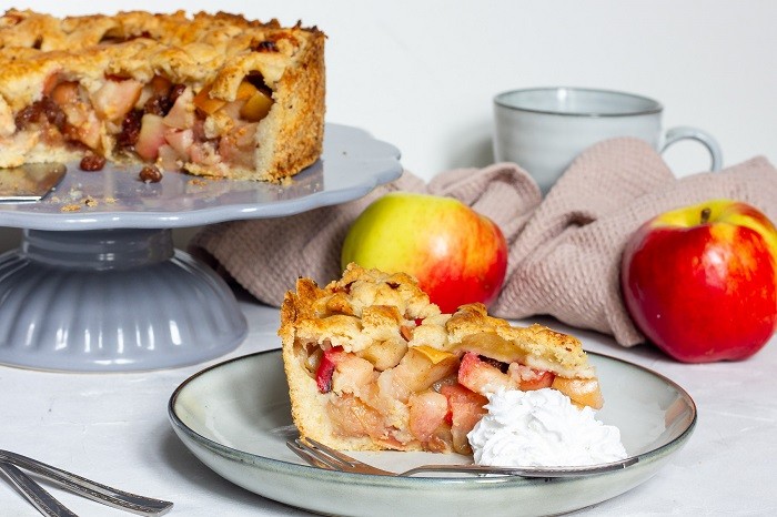 Appeltaart với vỏ bánh giòn, nhân bánh ngọt, ăn là thèm - Ảnh: https://cheapandcheerfulcooking.com