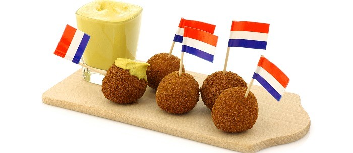 Bitterballen là món ăn Hà Lan được làm từ thịt bò hoặc gà, vo thành từng viên - Ảnh: https://www.tasteatlas.com