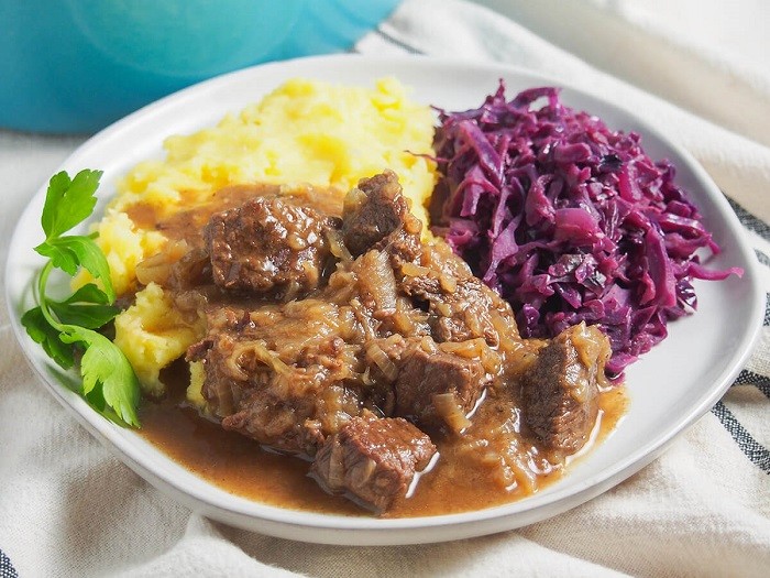 Trong món ăn Hà Lan phải kể tới Hachee, vừa ngon vừa giàu dưỡng chất - Ảnh: https://www.carolinescooking.com