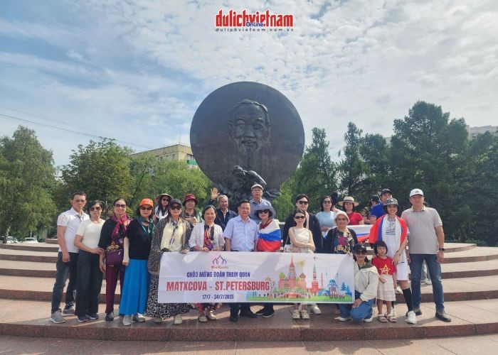 Tham quan quảng trường Hồ Chí Minh trong tour du lịch Nga