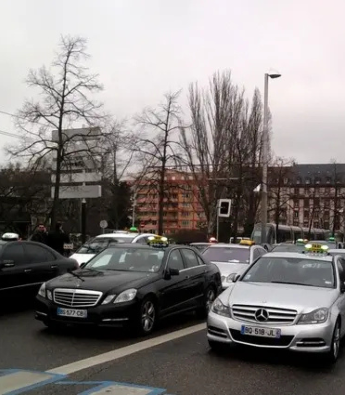 Taxi là phương tiện di chuyển khi du lịch Pháp mùa đông