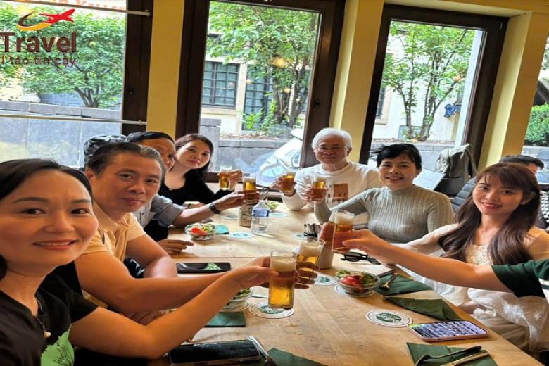 Khách dùng bữa