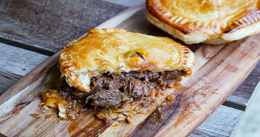 Bánh nhân thịt truyền thống Meat Pie